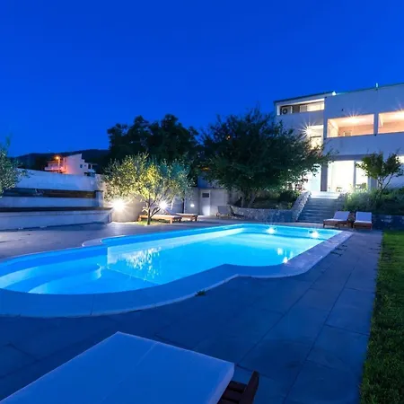 Villa Serene Rural With Pool, Sun Deck, And Children's Play Area - Five Bedroom Tugare