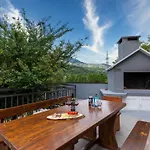 别墅 Serene Rural With Pool, Sun Deck, And Children's Play Area - Five Bedroom