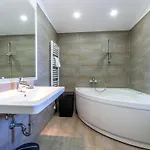 Serene Rural With Pool, Sun Deck, And Children's Play Area - Five Bedroom 别墅