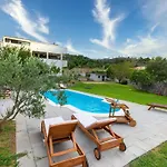 别墅 Serene Rural With Pool, Sun Deck, And Children's Play Area - Five Bedroom *