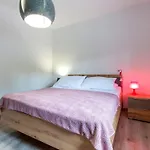 Serene Rural With Pool, Sun Deck, And Children's Play Area - Five Bedroom 别墅
