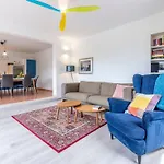 别墅 Serene Rural With Pool, Sun Deck, And Children's Play Area - Five Bedroom