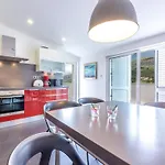 Serene Rural With Pool, Sun Deck, And Children's Play Area - Five Bedroom 别墅
