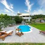 Serene Rural With Pool, Sun Deck, And Children's Play Area - Five Bedroom *