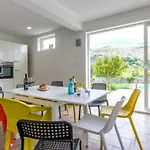 Serene Rural With Pool, Sun Deck, And Children's Play Area - Five Bedroom 别墅 *