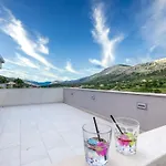 Serene Rural With Pool, Sun Deck, And Children's Play Area - Five Bedroom 别墅