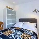 Serene Rural With Pool, Sun Deck, And Children's Play Area - Five Bedroom 别墅