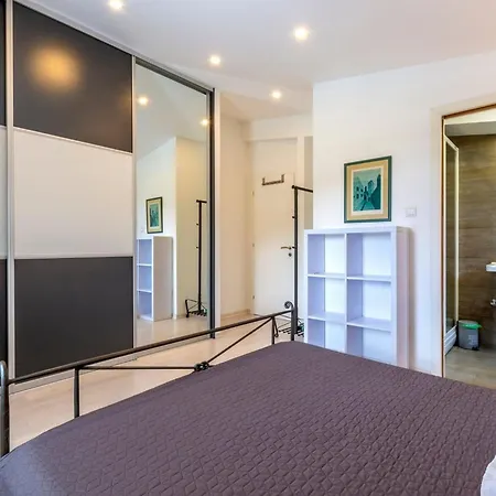 别墅 Serene Rural With Pool, Sun Deck, And Children's Play Area - Five Bedroom Tugare