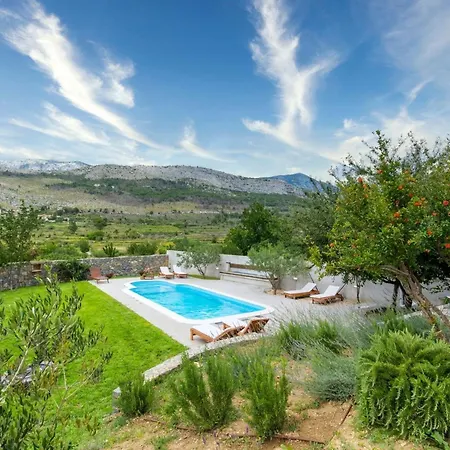 Serene Rural With Pool, Sun Deck, And Children's Play Area - Five Bedroom