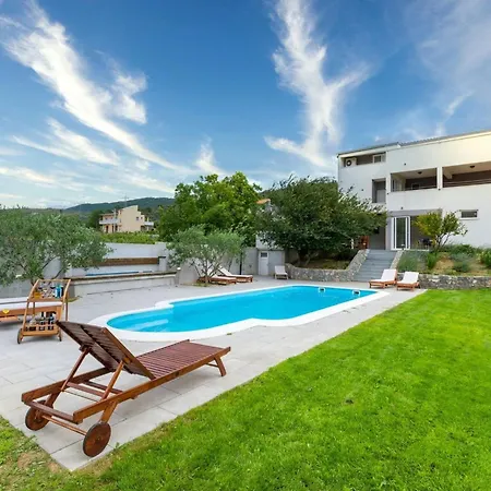 Serene Rural With Pool, Sun Deck, And Children's Play Area - Five Bedroom *