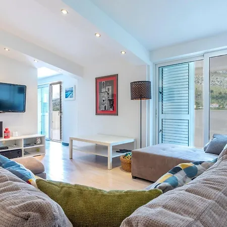 Villa Serene Rural With Pool, Sun Deck, And Children's Play Area - Five Bedroom Tugare