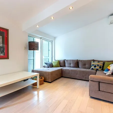 Serene Rural With Pool, Sun Deck, And Children's Play Area - Five Bedroom Villa *