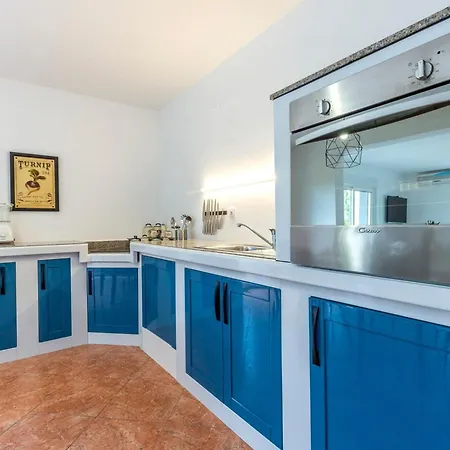 Villa Serene Rural With Pool, Sun Deck, And Children's Play Area - Five Bedroom Tugare