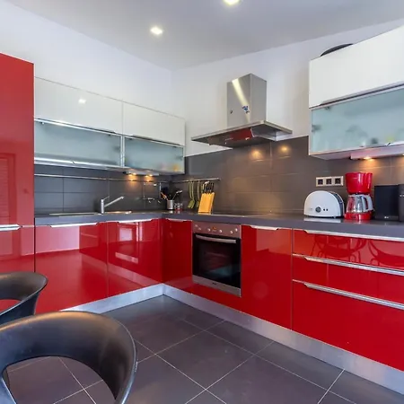 Villa Serene Rural With Pool, Sun Deck, And Children's Play Area - Five Bedroom Tugare