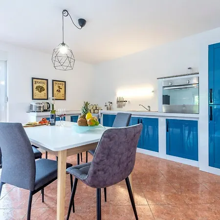 Serene Rural With Pool, Sun Deck, And Children's Play Area - Five Bedroom